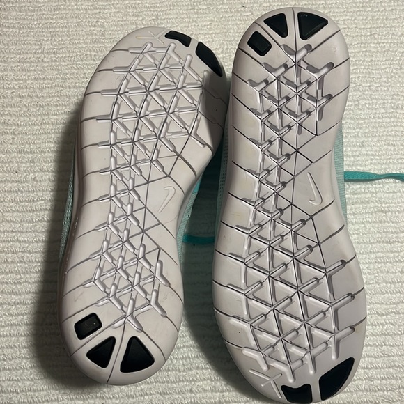 🐬 Nikes NWT - Picture 3 of 5